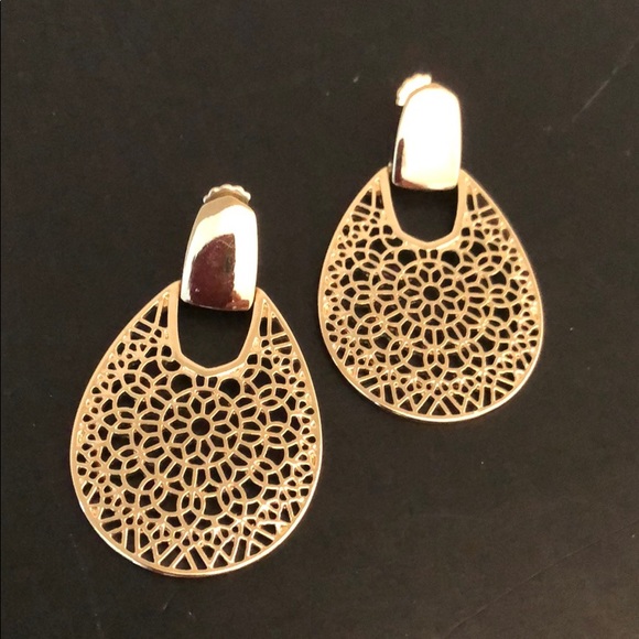 GOLDTONE MODERN DESIGN DANGLING EARRINGS - Picture 2 of 11